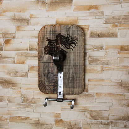 Support de casque moto gravé motarde en bois et métal recyclé.