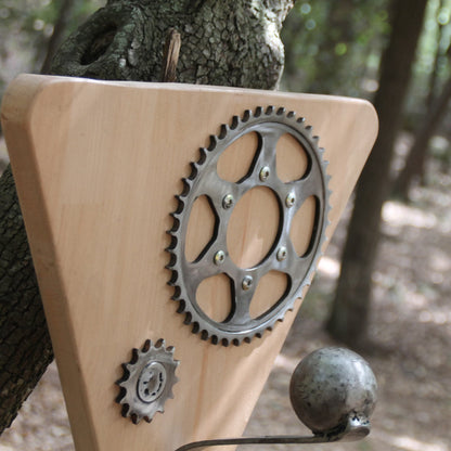 Porte casque moto bois triangulaire et pièces mécaniques recyclées