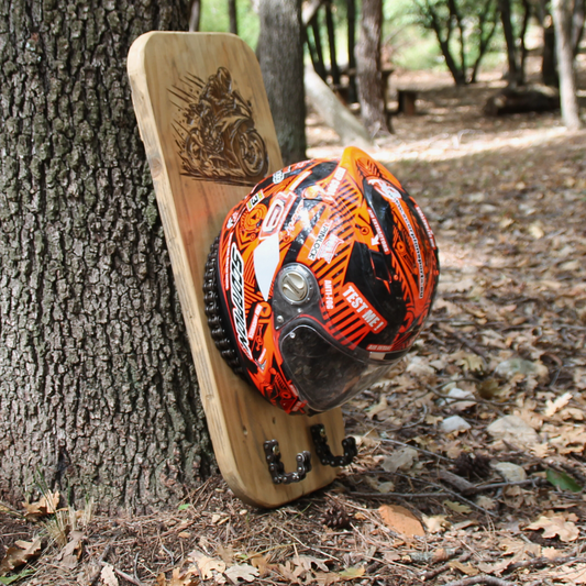 Support de casque moto artisanal mural en bois et métal recyclé. Gravure pilote à moto