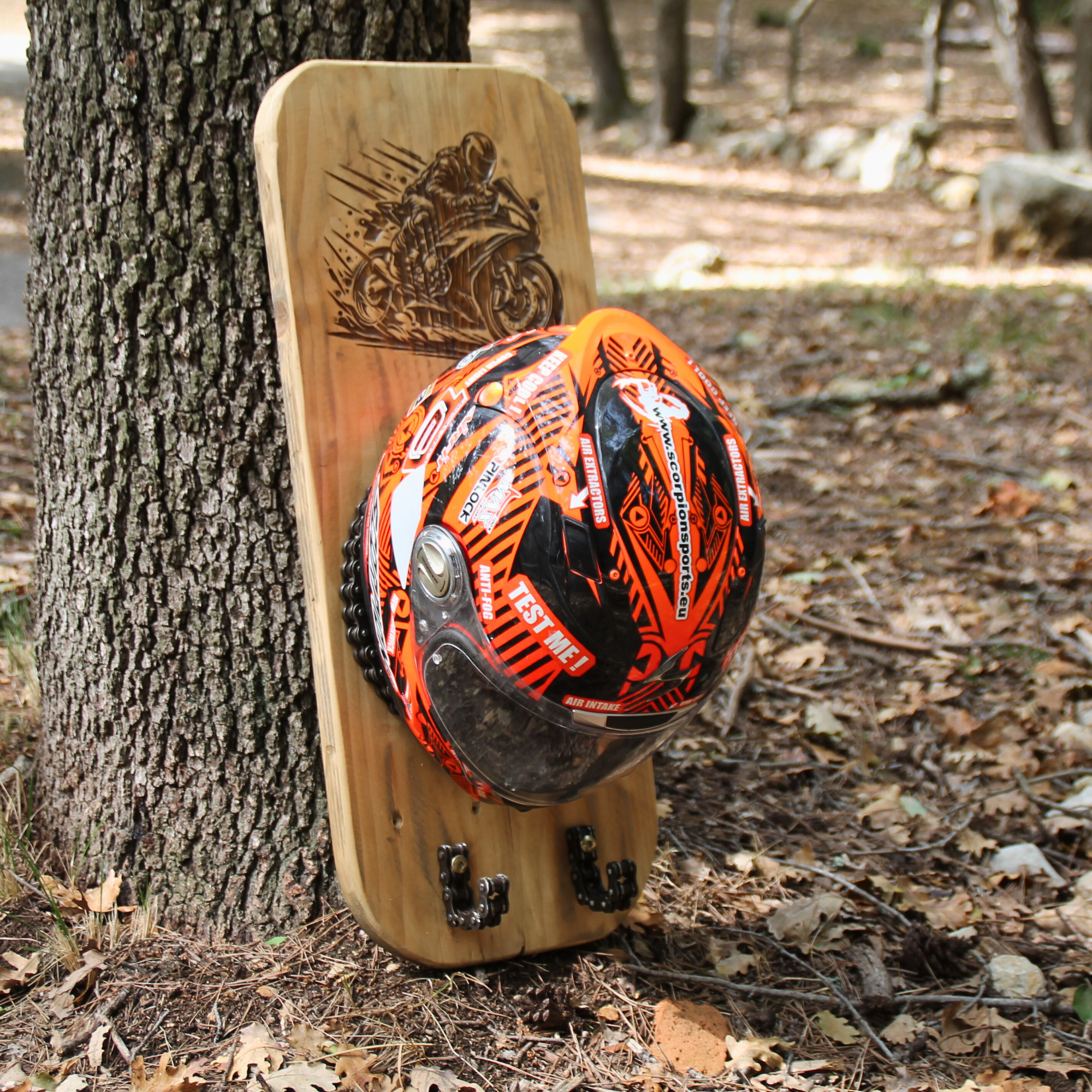 Support de casque moto en bois et pièces mécaniques avec gravure motard