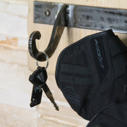 Zoom sur les crochets du support de casque moto artisanal en bois, idéal pour accrocher des accessoires comme des clés , des gants ou une casquette.