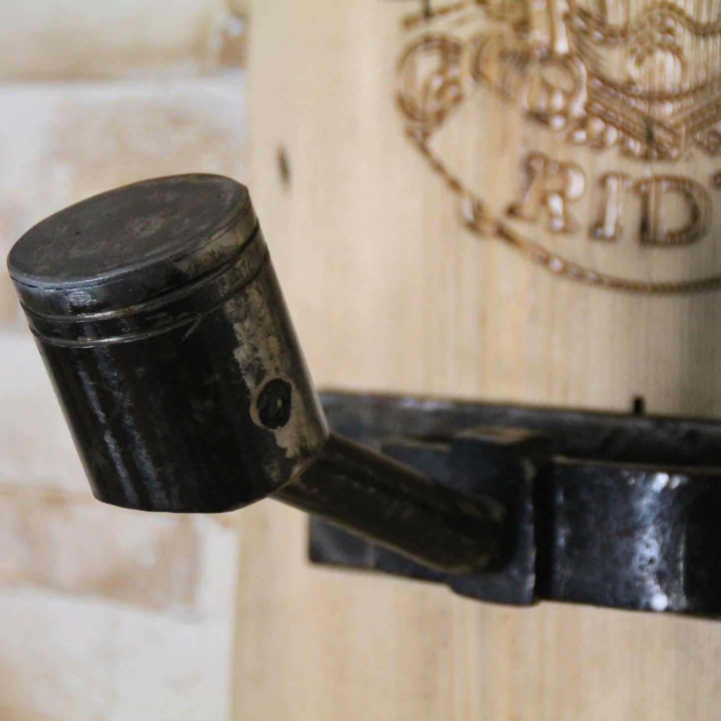 Zoom sur le piston du support de casque moto artisanal en bois, conçu pour poser le casque avec style sans l'abimer.