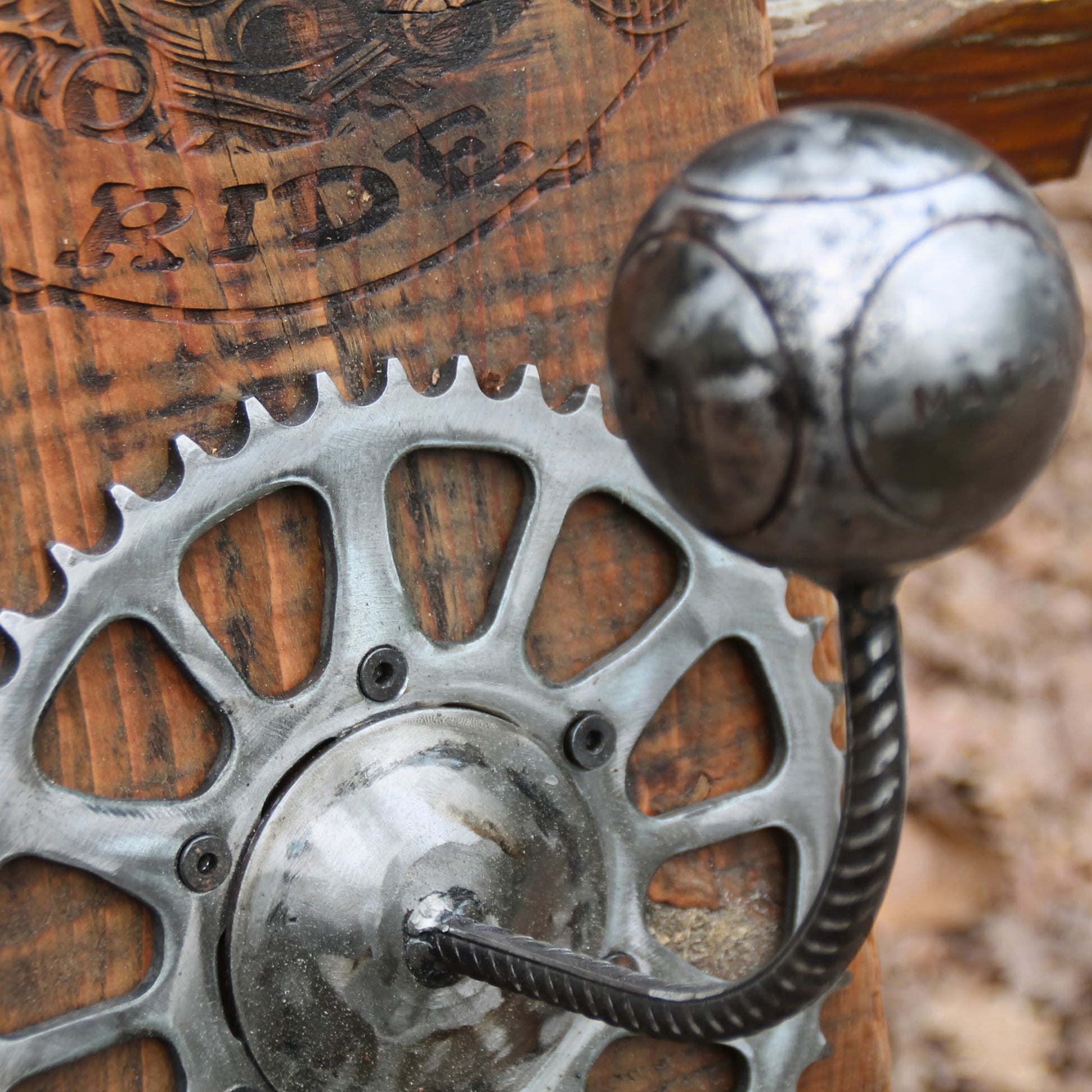 Détails des pièces mécaniques du support casque moto en bois et pièces mécaniques recyclées