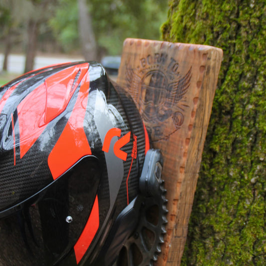 Support casque moto en bois et pièces mécaniques recyclées en situation