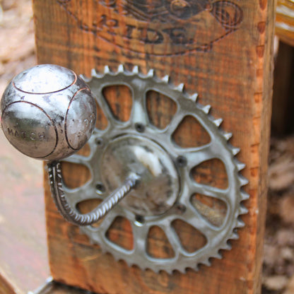 Zoom sur la boule de pétanque servant de porte casque moto.