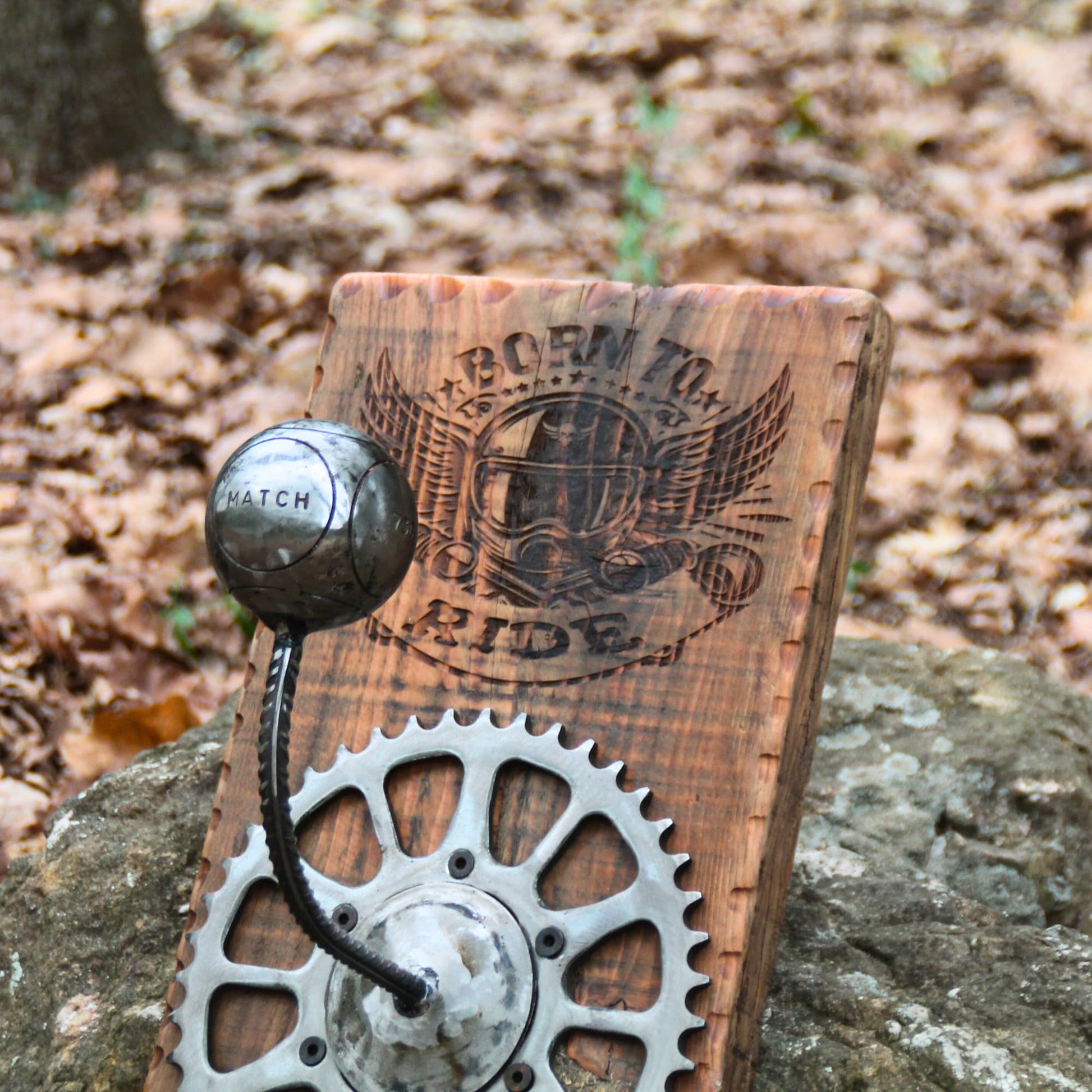Support casque moto en bois, pièces mécaniques recyclées et boule de pétanque. Gravure Born to Ride