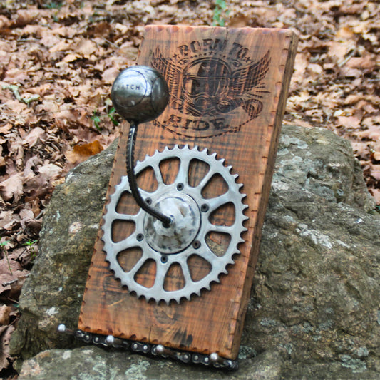Support casque moto en bois et pièces mécaniques recyclées. Gravure Born to Ride