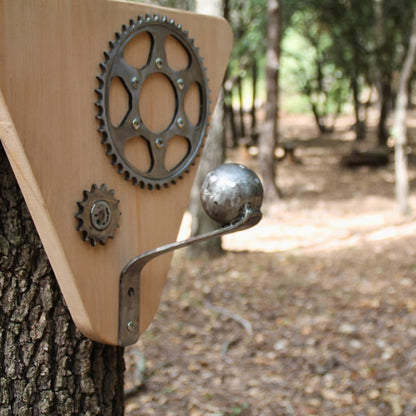 Porte casque moto bois triangulaire pièces mécaniques et boule de pétanque