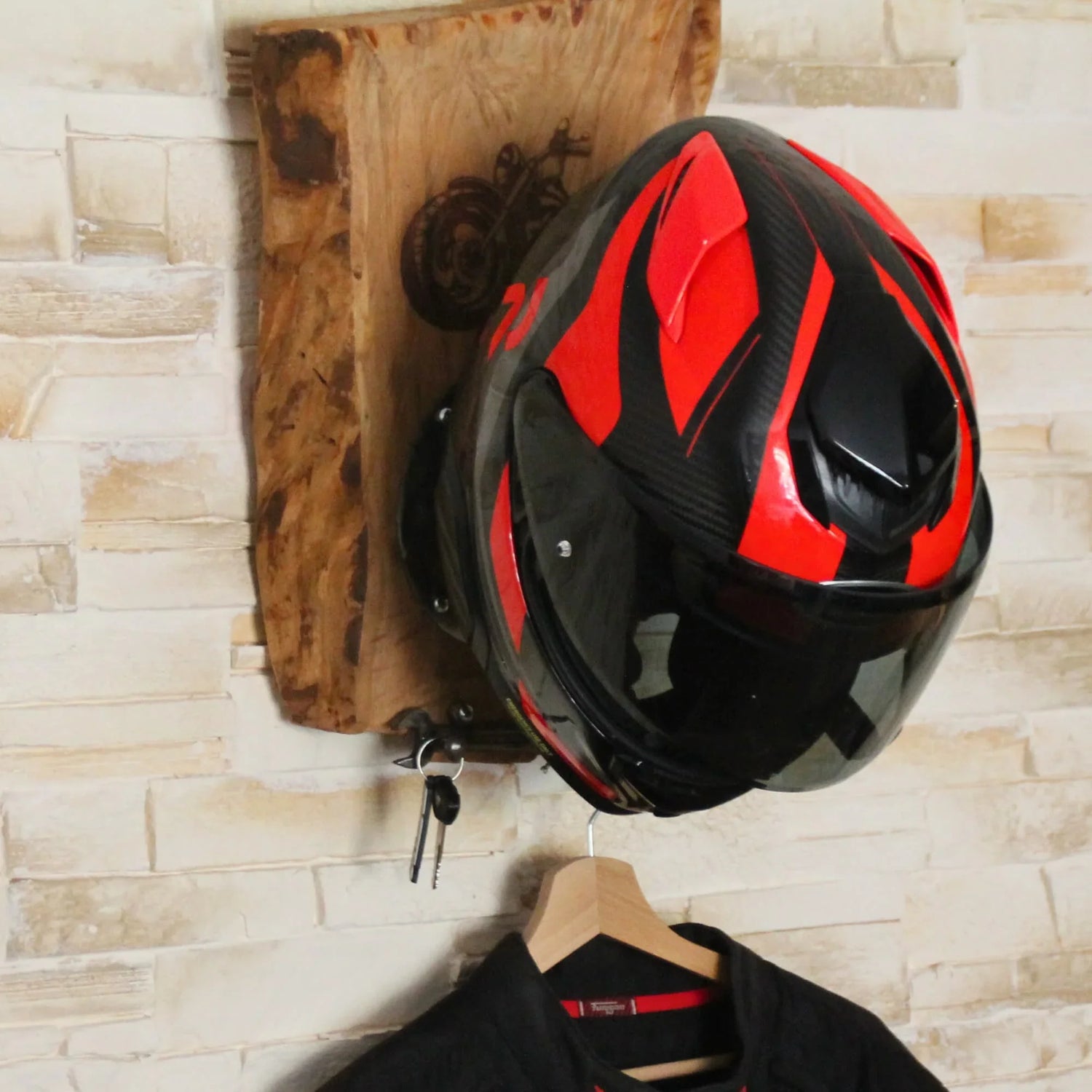 Mise en situation du support de casque moto fait main en bois fruitier et métal recyclé. Gravure moto custom. 