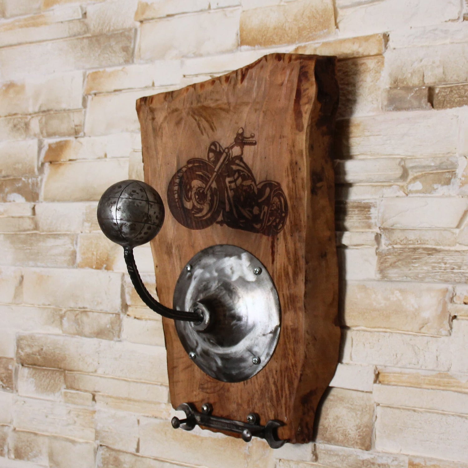 Support de casque moto fait main en bois fruitier et métal recyclé. Gravure moto custom. 