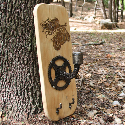 Porte casque moto en bois fait main avec pièces mécaniques recyclées et gravure motarde