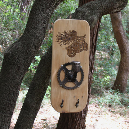 Porte casque moto en bois et pièces mécaniques recyclés