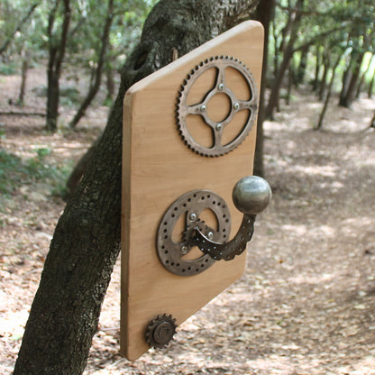 Porte casque moto en bois pièces mécaniques et boule de pétanque recyclés.