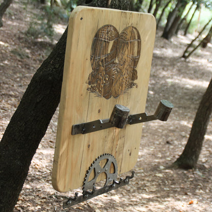 Support de casque moto duo en bois et métal avec gravure casques. Pièce unique