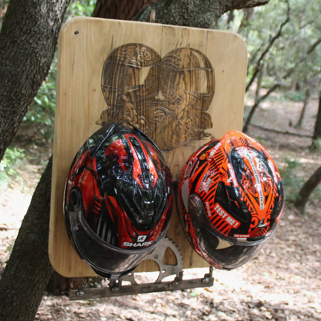 Support de casque moto duo en bois et métal avec gravure casques