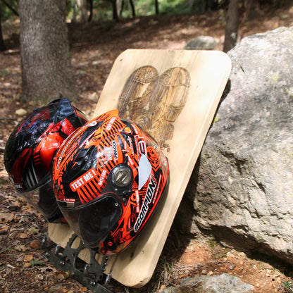 Support de casque moto duo en bois et métal avec gravure casques couple motards