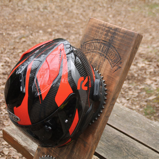 Porte casque moto duo en situation avec un casque HJC posé.