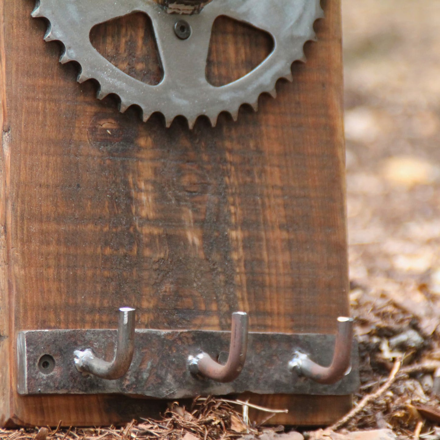 Zoom sur les crochets pour suspendre ses accessoires de moto (veste sur cintre, gants, cache cou etc) du support de casque duo. 