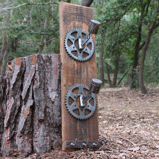 Porte casque moto duo pour deux casques. Bois brut et pièces mécaniques recyclées. Pièce unique artisanale