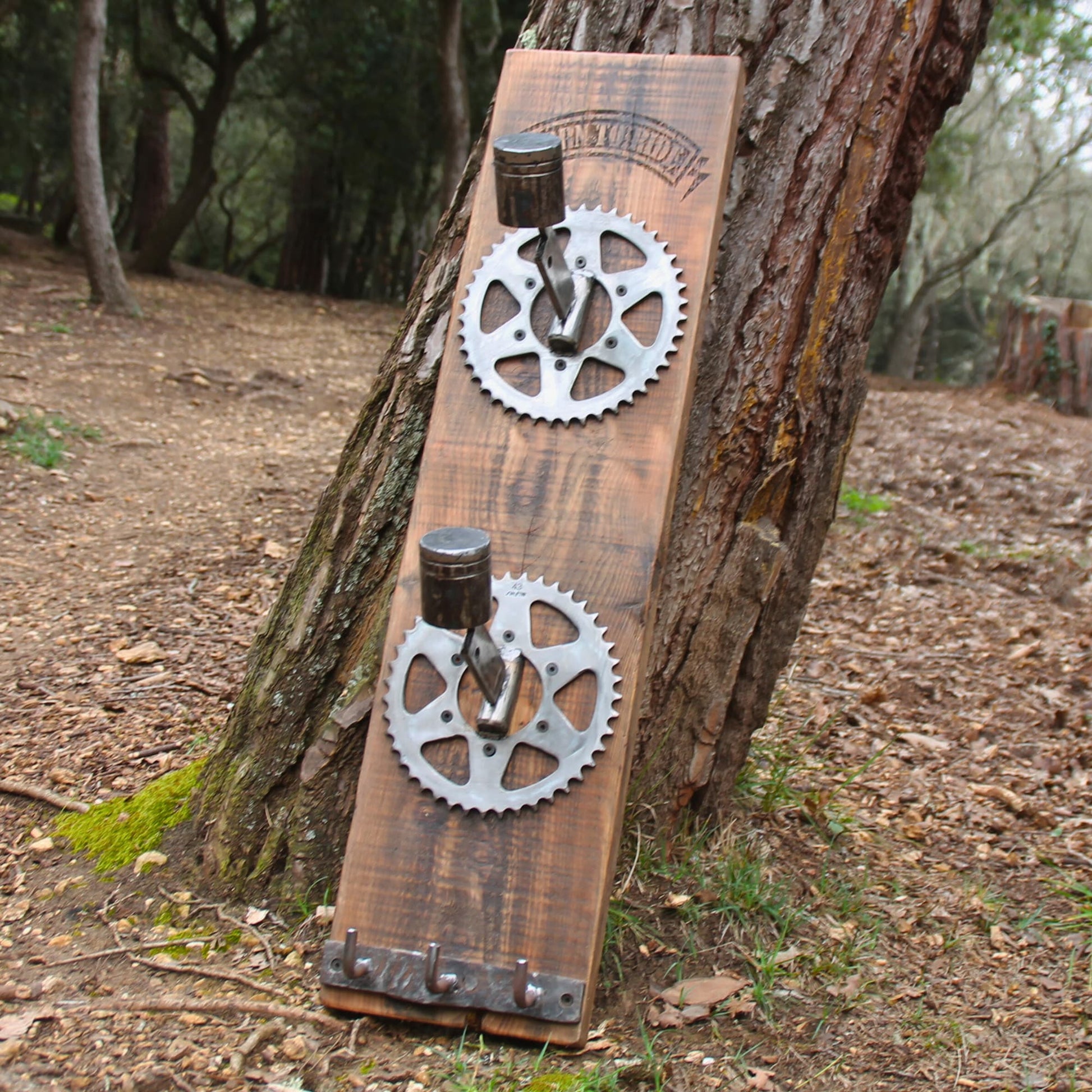 Porte casque moto duo pour deux casques. Bois brut et pièces mécaniques recyclées.