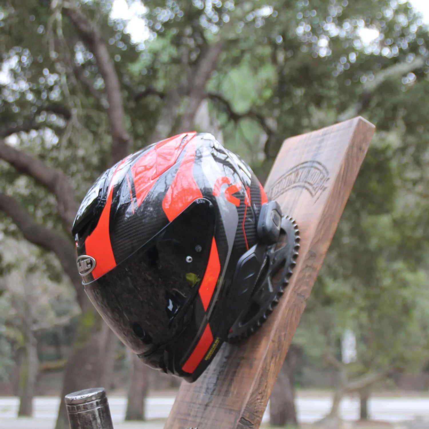 Zoom sur le support de casque duo en situation avec un casque posé dessus.
