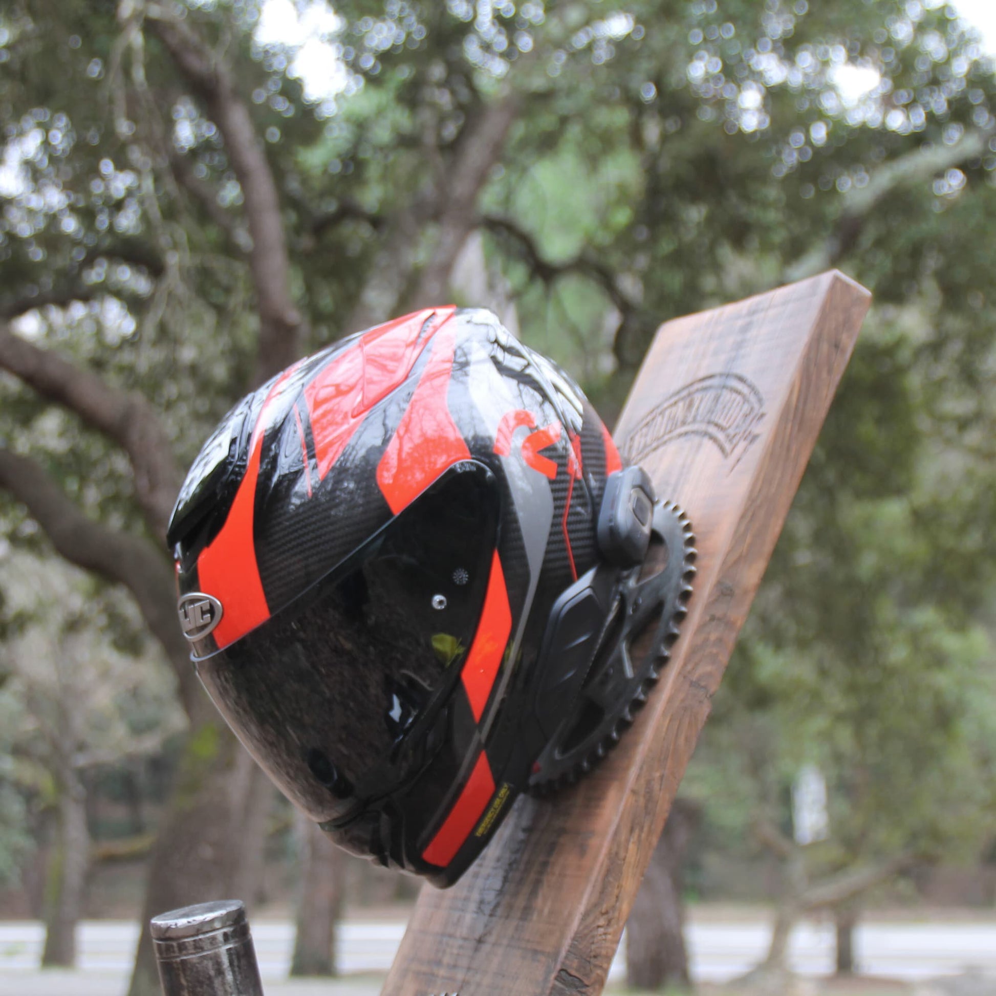 Zoom sur le support de casque duo en situation avec un casque posé dessus.