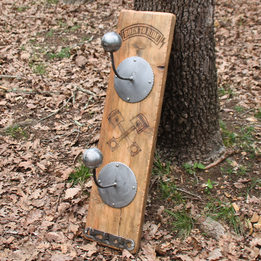 Support casque moto mural duo "Born to Ride" artisanal en bois foncé – vue complète du porte casque moto avec 2 boules pétanque et 3 crochets