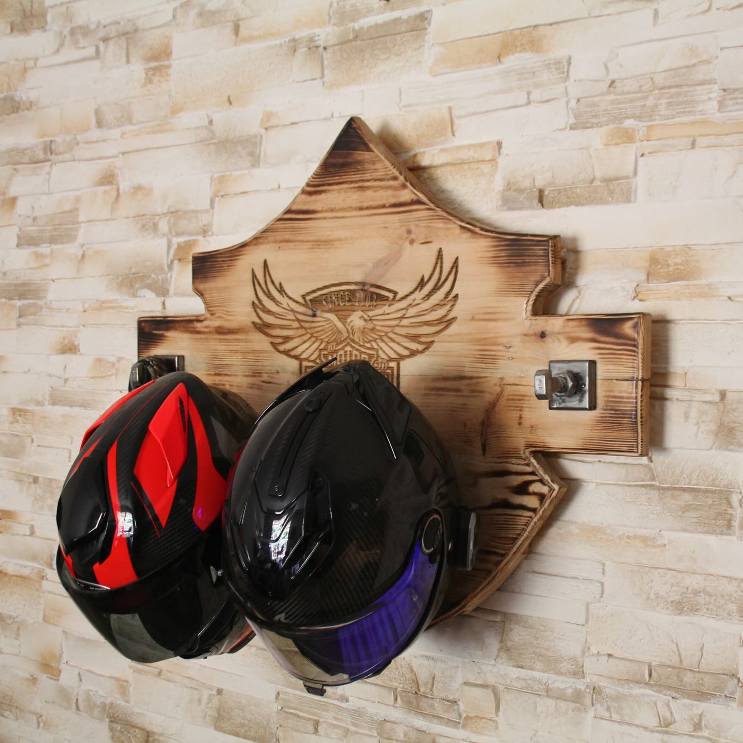 Support de casques moto duo artisanal en bois et métal recyclé. Gravure Harley Davidson. Pièce unique. 