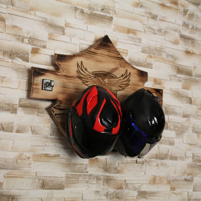 Support duo de casques moto artisanal en bois et métal recyclé. Gravure Harley Davidson. Pièce unique. Mise en situation avec 2 casques