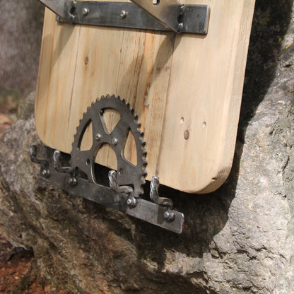 Support de casque moto duo en bois et pièces mécaniques recyclées (pistons, disques...)