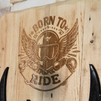 Zoom sur la gravure "Born to Ride" sur le haut du support de casque moto, ajoutant une touche personnalisée et vintage au produit. Born to Ride signifie né pour rouler.