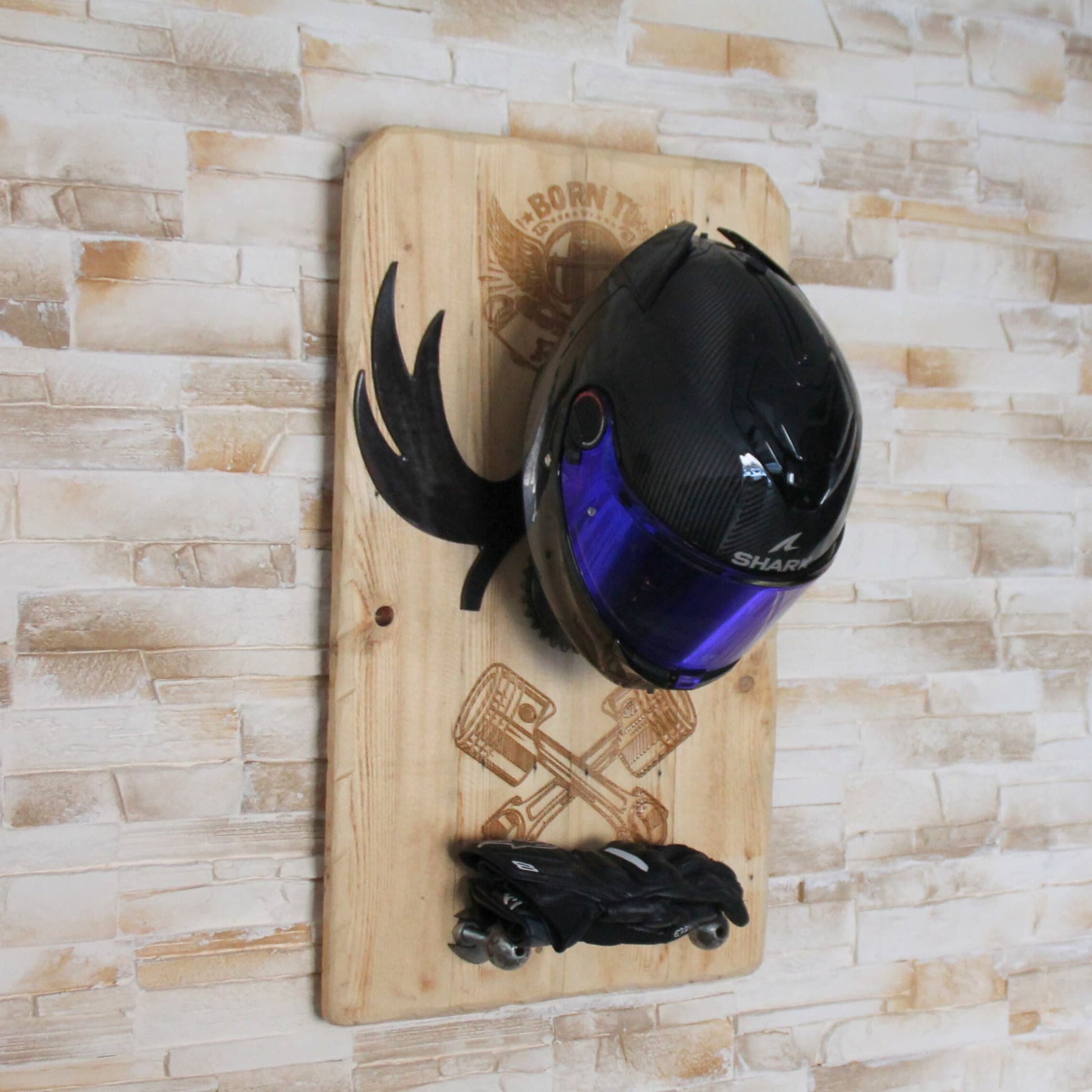Vue en situation du support de casque moto avec casque, et accessoires, mettant en avant son design artisanal et sa fonctionnalité.