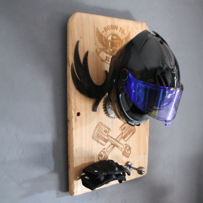 Support de casque moto en situation, avec casque et gants posés, illustrant son côté pratique et fonctionnel.