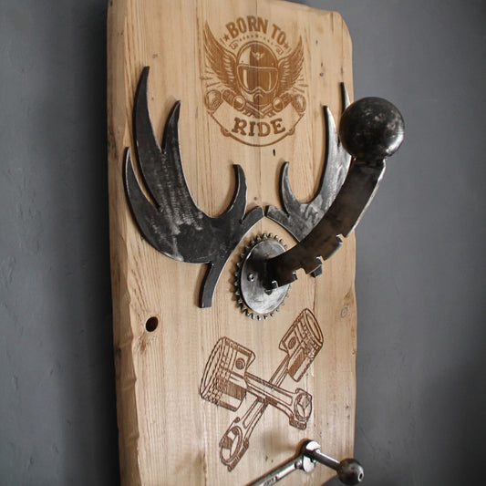 Vue générale du support de casque moto gravé avec "Born to Ride" et pistons, fabriqué à partir de bois recyclé et pièces métalliques, avec un design robuste et unique.