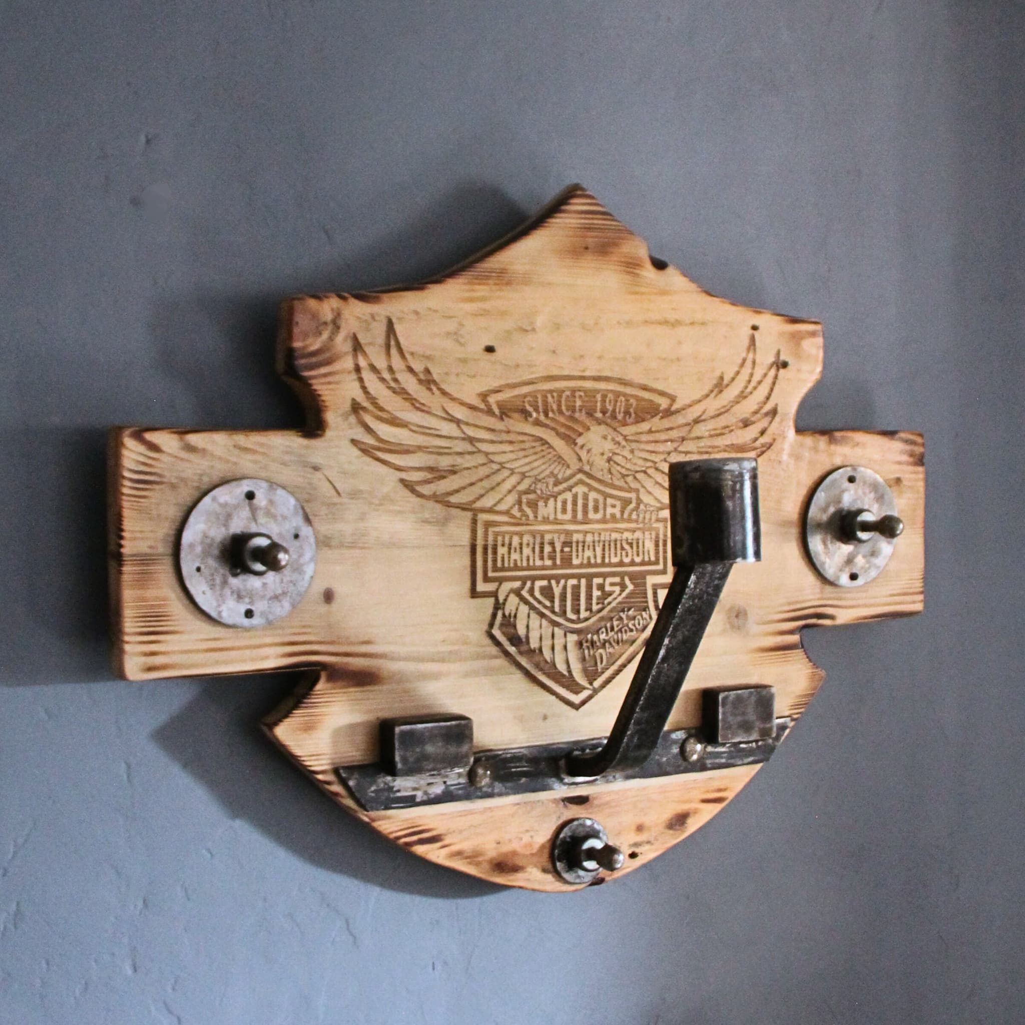 Support de casque moto en bois brut et pièces mécaniques recyclées. Idéal pour fan de moto Harley Davidson 