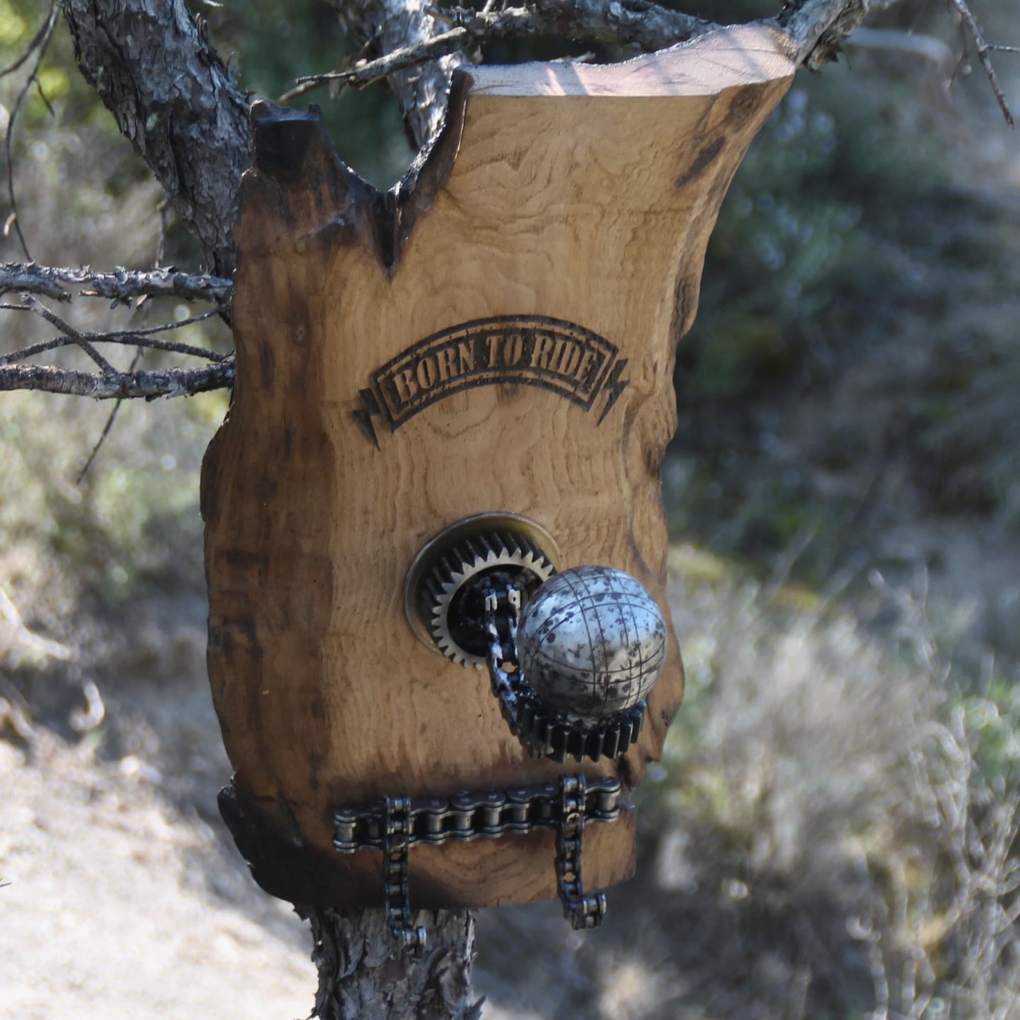 Vue complète du support casque moto mural artisanal en bois brûlé