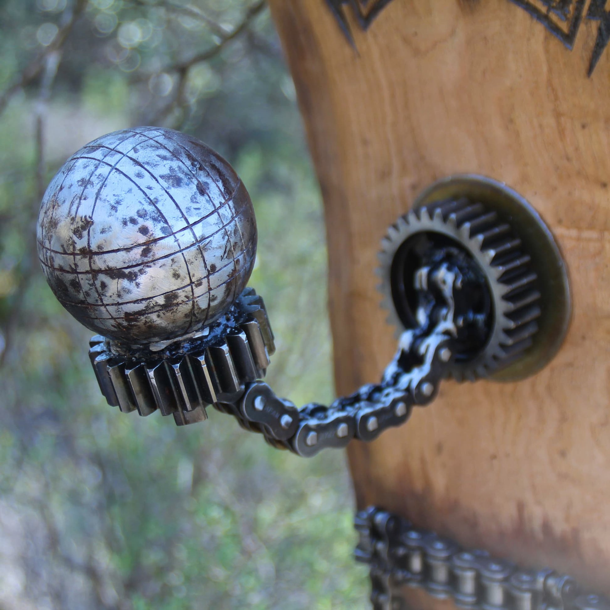 Zoom sur la boule de pétanque servant de support pour casque moto