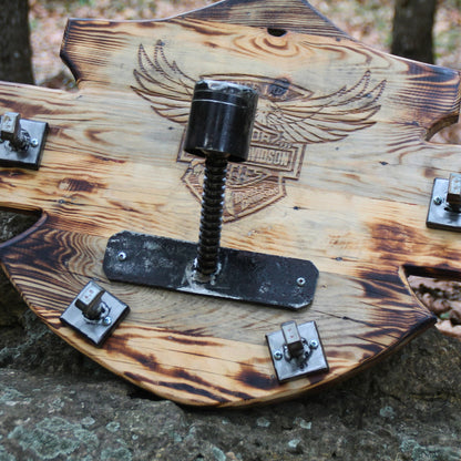 Porte casque moto mural gravé Harley Davidson en bois brûlé artisanal  avec effet noirci sur les bords et 4 gros crochets métal