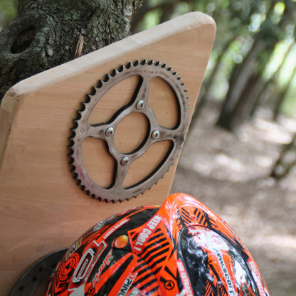 Détails des pièces mécaniques recyclées composant le support de casque moto