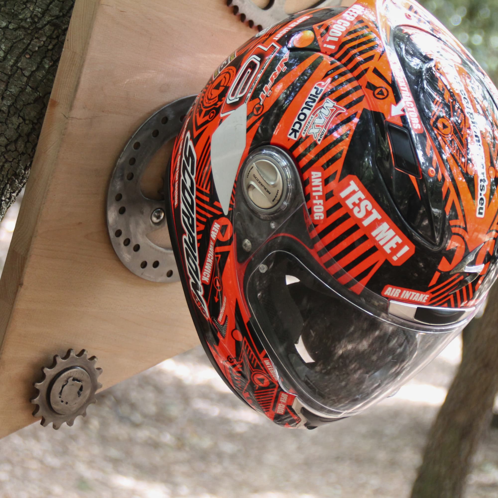 Utilisation du support de casque moto en bois pièces mécaniques et boule de pétanque recyclés.