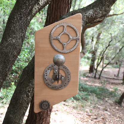 Support de casque moto en bois pièces mécaniques et boule de pétanque recyclés.