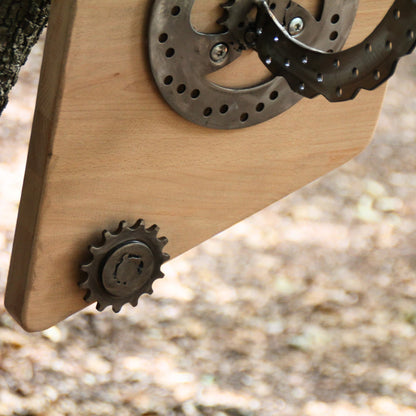 Zoom sur le support de casque moto en bois pièces mécaniques et boule de pétanque recyclés.