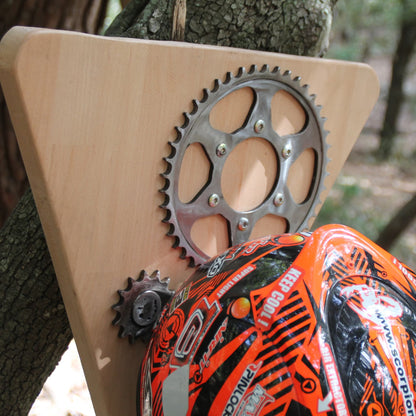 Support casque moto bois triangulaire et pièces mécaniques