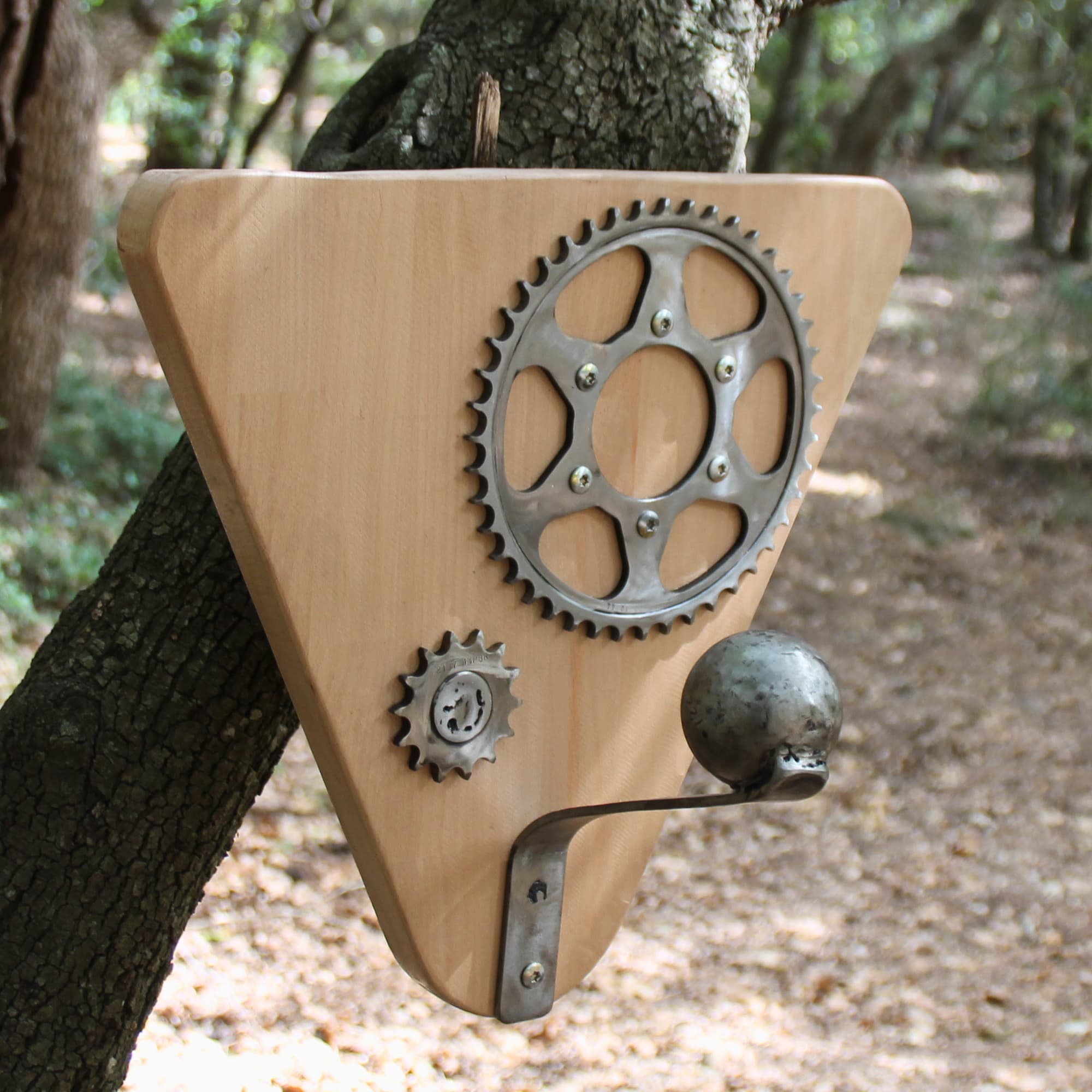 Porte casque moto bois triangulaire et pièces mécaniques