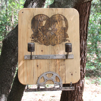 Support de casque moto duo artisanal en bois et métal avec gravure casques