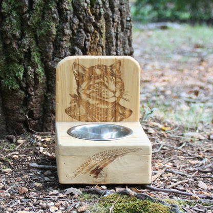 Belle gamelle artisanale pour chat en bois de palette recyclé et inox. Gravure d'un chat biker en veste cuir et lunettes.