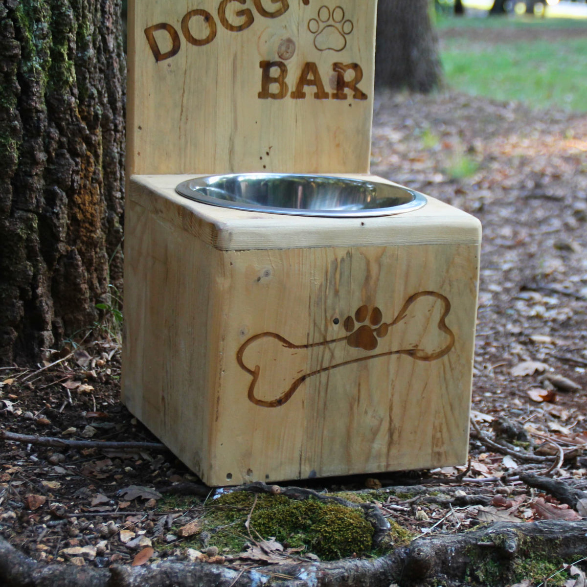 Gamelle chien en bois recyclé et gravure Doggy Bar os et patte.
