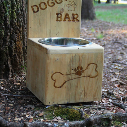 Gamelle chien en bois recyclé et gravure Doggy Bar os et patte.
