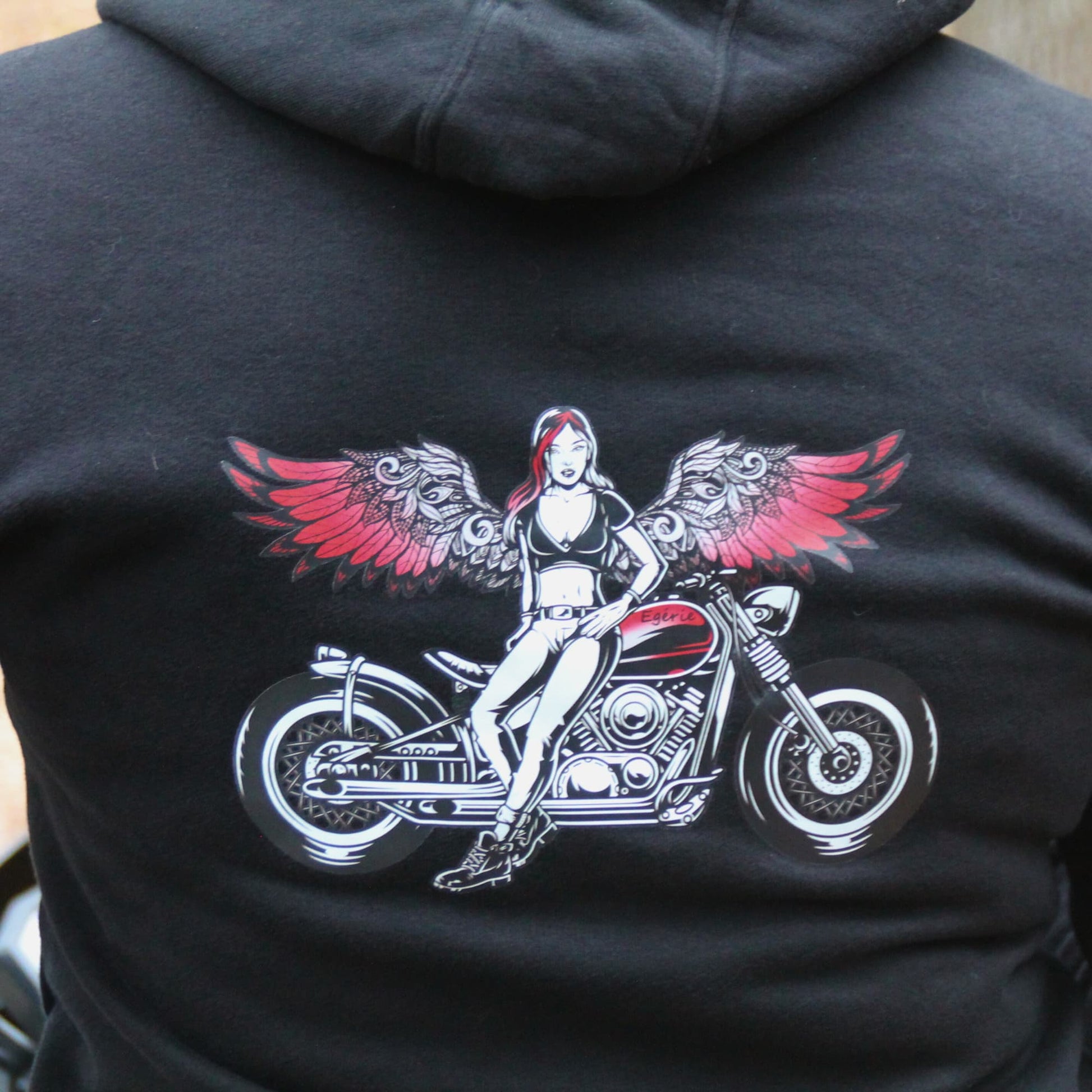 Design  custom du sweat noir Egérie de la marque Theia Moto