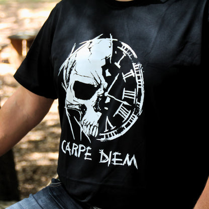 Illustration Carpe Diem sur t-shirt homme avec tête de mort et horloge